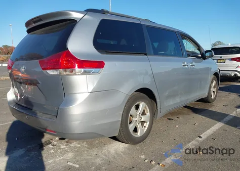 2014 Toyota Sienna Le V6 8 Passenger z USA, uszkodzony, nr VIN 5TDKK3DC4ES470903